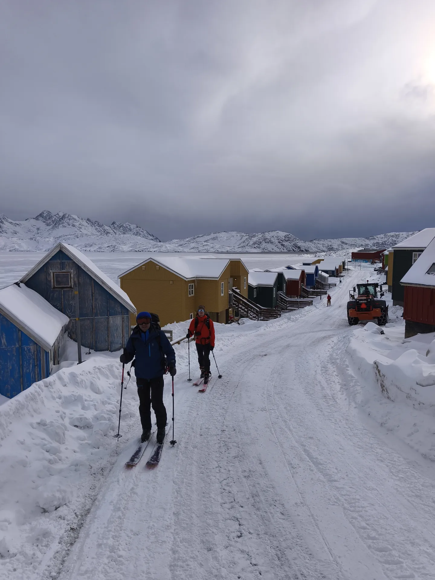 Aufbruch im Dorf bei Tasiilaq