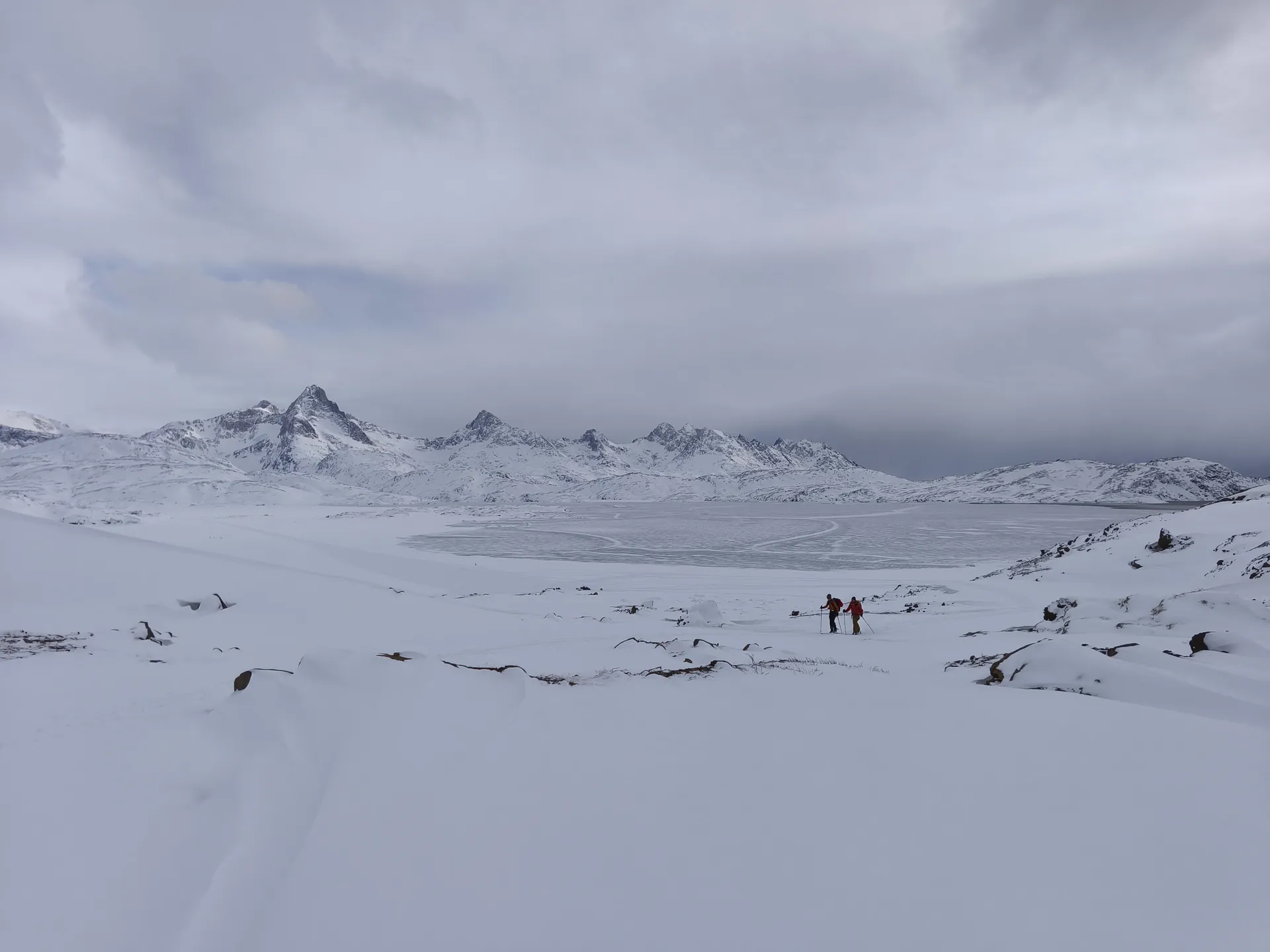 Weite Schneelandschaft in Ost-Grönland